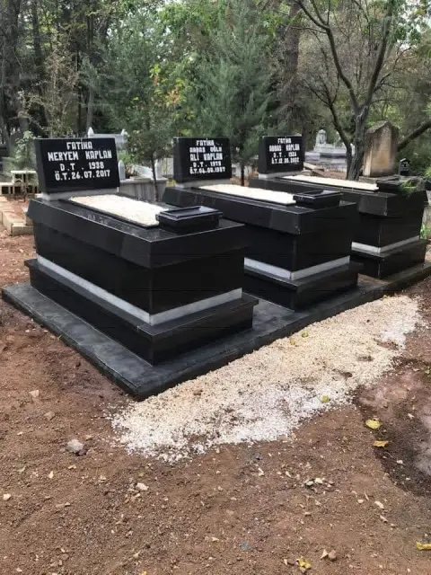 Gaziantep’te uygulanan koyu granit mezar — Antep Mezarcı