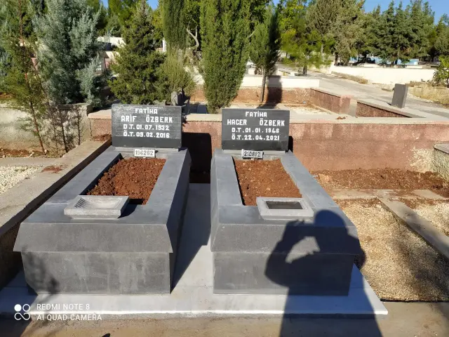Granit bordür ve kapak uygulaması yapılmış mezar — Antep Mezarcı
